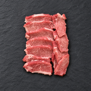Lomo de cerdo ibérico fileteado sobre pizarra. Presentación retocada a partir de la fotografía del producto.