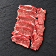 Detalle del lomo de cerdo ibérico fileteado sobre pizarra. Imagen retocada.