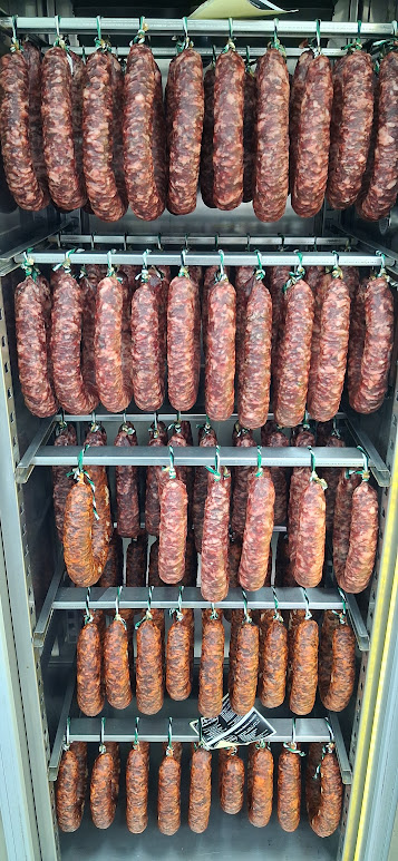 Salchichón ibérico extra colgado en secadero artesanal